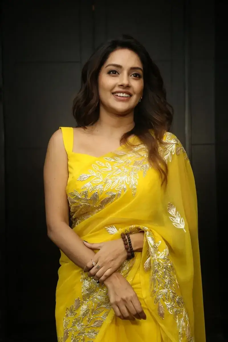 MALAYALAM ACTRESS MAHIMA NAMBIAR IMAGES IN YELLOW SAREE 6